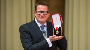 choreographer-sir-matthew-bourne-backs-staying-in-eu-after-palace-honour-136406225521503901-160520165039